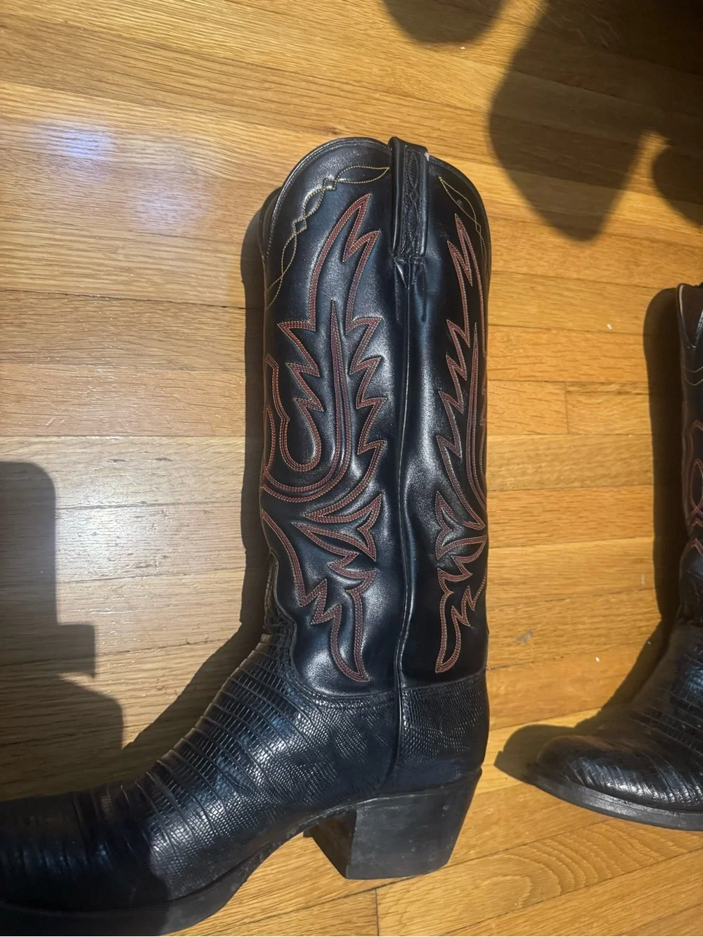 Lucchese men Black Leather Western Cowboy Boots with Burgundy Stitching size 7.5